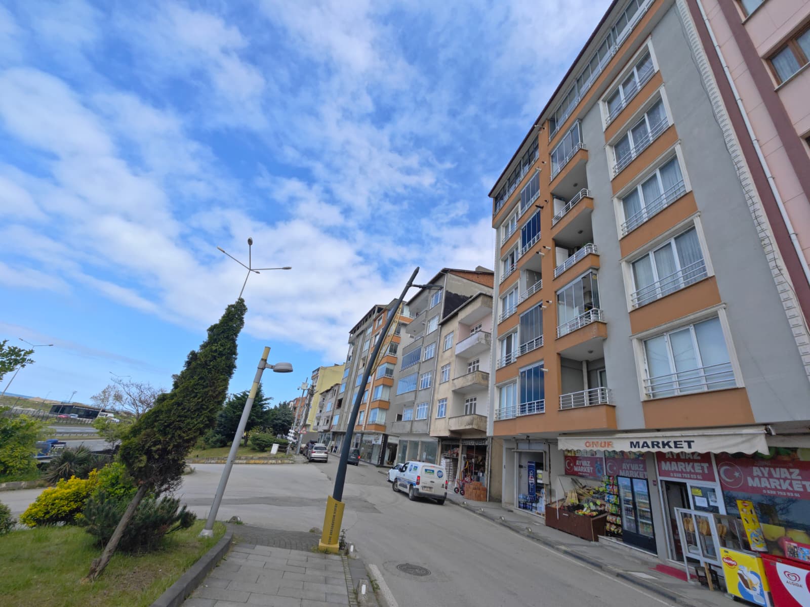 MABEL'DEN ARSİNDE BELEDİYE YAKININDA DOĞALGAZLI ASANSÖRLÜ DENİZ MANZARALI 2+1 KİRACILI DAİRE